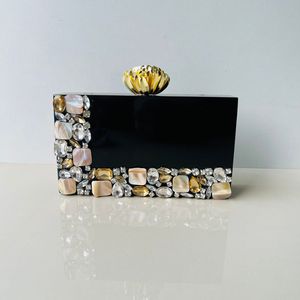 Dreamy Aesthetics PearlDusk Pochette en résine irisée à la mode pour femmes avec diamant et décor de fleurs - Product Image 4