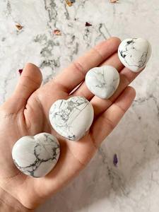Piedra de corazón hinchada de howlita blanca Natural, cristal pulido liso para aliviar la ansiedad y curar los Chakras, disponible en cantidad a granel - Product Image 2
