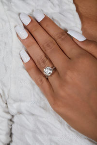 Bague de fiançailles solitaire Moissanite ronde brillante 2.50 ct en or massif 18 carats bague ronde délicate et élégante pour femme - Product Image 3