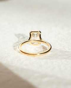 Taille émeraude 12x8mm Moissanite Solitaire Bague de fiançailles Réglage de la lunette en or | Bijoux fins de mariage en pierre blanche - Product Image 4