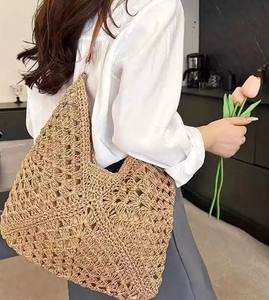 Sac à bandoulière en raphia fait main : grand sac de plage bohème - Product Image 2