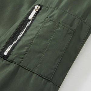 เสื้อแจ็คเก็ตบอมเบอร์บุผ้าสำหรับฤดูหนาวสำหรับผู้ชาย พร้อมโลโก้แบบกำหนดเอง ขอบริบบิ้น ซิปแข็งแรง และบริการผลิตแบบ ODM OEM อย่างมืออาชีพ - Product Image 4