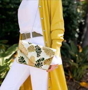 Take Me to the Tropics Bolso de noche de estilo bohemio Bolso de mano con cadena cruzada de lentejuelas con cuentas de hojas - Product Image 1