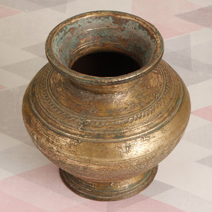 Maceta de agua de latón dorado moderna hecha a mano Puja Kalash para ceremonias macetas para decoración del hogar - Product Image 1