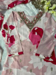 モスリン製の高品質の女性用クルティセットをデジタルプリントと刺<span class=keywords><strong>Embroidery</strong></span>加工で輸出インドから低価格で入手可能 - Product Image 4