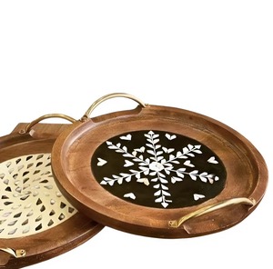 Plateaux de service en bois demi-ronds avec finition foncée et conception de bord concentrique pour l'hébergement et le style - Product Image 2