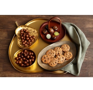 ถาดเสิร์ฟโลหะสำหรับตกแต่งที่สมบูรณ์แบบสำหรับการนำเสนอช็อคโกแลตและขนมหวานแบบดั้งเดิมที่มีความสง่างามและมีไหวพริบในเทศกาล - Product Image 1