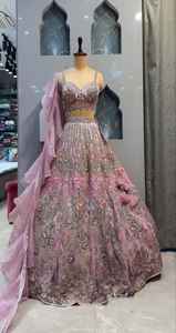 Superbe tenue de mariée brodée Lehenga Choli avec Dupatta au design traditionnel pour femmes, prête à être expédiée pour les mariages et les fêtes - Product Image 4