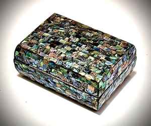 Boîte de rangement pour bijoux de luxe moderne, artisanale haut de gamme, en bois, avec incrustation de nacre, motif floral, forme personnalisable - Product Image 6