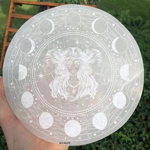 Plaque de Rechargement en Sélénite en Gros avec Motif Déesse Lunaire, Sous-verres de Nettoyage en Cristal pour l'Énergie de Guérison et la Féminité Divine - Product Image 6