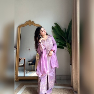 Ensemble ethnique chic en organza multicolore avec des détails de travail en resham et un dupatta en organza fantaisie, collection 2025 - Product Image 3