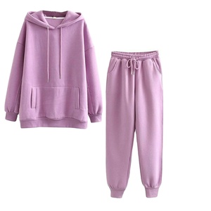 Ensemble de survêtement 2 pièces personnalisé avec logo pour femme : hauts à capuche et pantalons – Tenue décontractée, sportive et de loisirs - Product Image 4