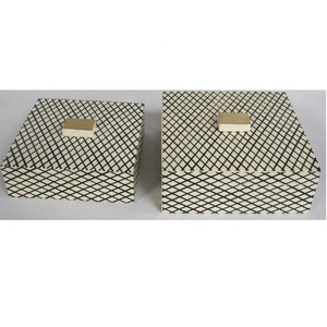 Caja cuadrada blanca y negra con incrustaciones de resina de hueso con patrones negros disponibles en todos los tamaños y colores organizador de joyero indio - Product Image 2