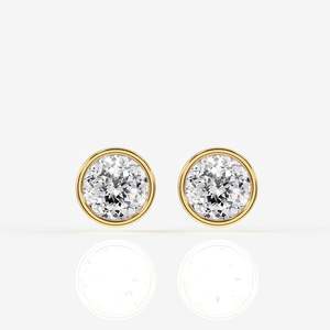 Boucles d'oreilles clous en or 18 carats avec moissanite taille portugaise et sertissage clos - Product Image 1