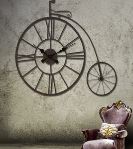 Reloj de rueda de bicicleta antiguo caprichoso. Una pieza de metal grande y rústica para una declaración única. Disponible a precios mayoristas. - Product Image 1