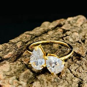 Anillo de compromiso de diamante de moissanita de pera de 2 piedras de oro macizo de 14 quilates, anillo de diamante de moissanita de corte de pera de 2 piedras - Product Image 2