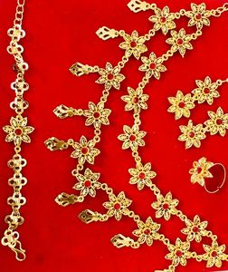 Collier en cuivre plaqué or 24 carats d'inspiration italienne Ensemble de mode classique en diamant Style vintage à prix réduit pour les États-Unis, la France et les Comores - Product Image 3