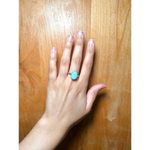 Bague en argent sterling avec turquoise Golden Hill de fabrication Navajo, taille 8, pour usage quotidien, sertie d'une pierre naturelle de taille ovale. - Product Image 5