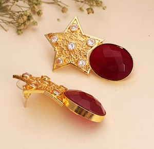 Boucles d'oreilles en plaqué or de conception d'étoile à la mode avec bijoux de mode de déclaration de pierre précieuse rouge pour les femmes - Product Image 3