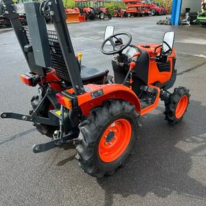 Tracteur compact Kubota B1121 4x4 + chargeur frontal, cheval de bataille pour la ferme et le jardin - Product Image 1