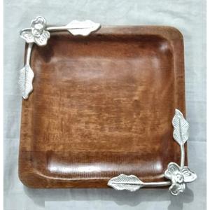 Plateau de service carré en bois fabriqué à la main Plateau en bois de manguier de qualité de luxe avec poignée en métal argenté Plateau de serveur de biscuits - Product Image 1