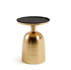 Table d'appoint arrondie au fini or Meubles de jardin à la maison Designs modernes Support en métal Table d'appoint intérieure en métal - Product Image 1