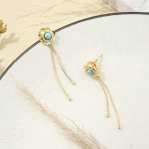 Boucles d'oreilles pendantes en laiton plaqué or avec pierre turquoise |   Bijoux minimalistes faits à la main pour femmes avec longues franges Maharashtra - Product Image 3