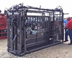 Chute hydraulique de soin pour bétail Titan West Heavy Duty - Product Image 3