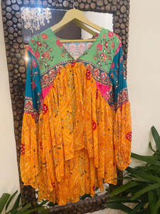 Esprit festif dans chaque tour, chemisier bohème pour femmes, plongez dans les rythmes, haut fusion pour femmes, bandhini et travail de miroir imprimé - Product Image 3