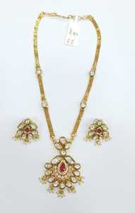 Collier pendentif Kundan exquis avec pierres vertes et boucles d'oreilles bijoux pour les festivals de demoiselles d'honneur et les rassemblements spéciaux - Product Image 3