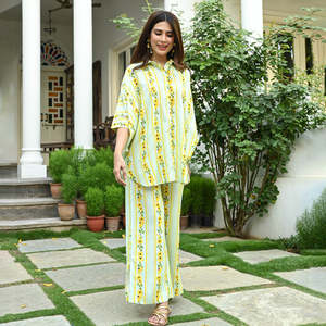 Ensemble coordonné à rayures de tournesol Ensemble d'été décontracté charmant tissé court Kurta orné de beaux imprimés de tournesol - Product Image 4