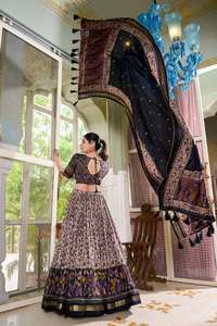 Dernier modèle de Lehenga Choli en soie de style gujarati pour Navratri, avec travail de miroirs et de Zari, style traditionnel, prêt à être expédié - Product Image 2