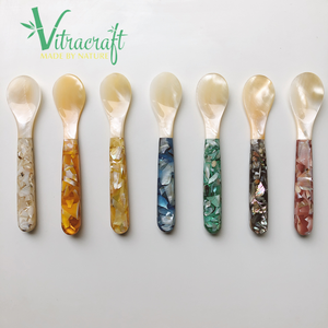 สินค้าทำมือระดับพรีเมี่ยมผสมกับไข่มุกและไมกาเรซิ่นมีหลายสีให้เลือกสำหรับช้อนจับขนาด12ซม. - Product Image 1