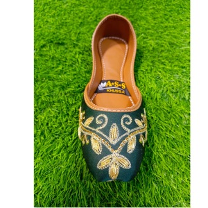 Mujeres khussa Punjabi jutti Khussa diseño de trabajo de gota personalizado Mujeres Khussa Peso ligero plano hecho a medida Color sólido elegante - Product Image 5