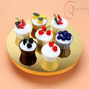 Support à gâteau en métal élégant avec un support solide, idéal pour présenter des gâteaux lors d'événements et de célébrations - Product Image 1