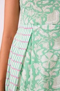 Robe de vacances d'été à sangle réglable sans manches pour femmes Fusion ludique combinée avec un bloc de main floral et rayé classique - Product Image 3