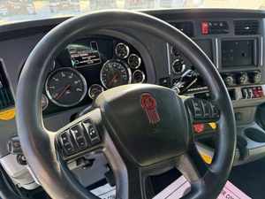 Camion semi-remorque T680 2021 d'occasion en excellent état - Cabine surélevée 400 CV, boîte automatique 12 vitesses, livraison gratuite dans le monde entier - Product Image 2