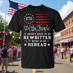 T-shirt promozionale per il 4 luglio con bandiera e costituzione degli Stati Uniti: è necessario rileggere - Product Image 3