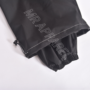 Pantalon de neige baggy noir avec coutures contrastées, cordon de serrage, boucles de ceinture, fermetures à glissière et poches cargo, vente en gros - Product Image 6