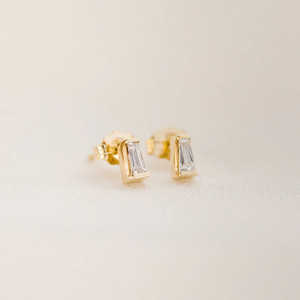 Pendientes de tuerca solitarios para mujer con moissanita de corte Baguette, diseño elegante de tuerca para un aspecto elegante - Product Image 4