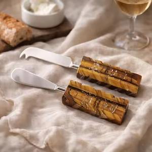 Ensemble élégant de serveurs à fromage en acier inoxydable pour la cuisine avec outils à manche en bois - Product Image 2