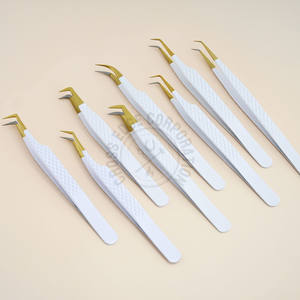 Pince à cils à pointe en fibre avec logo personnalisé, poignée ergonomique, éventail de cils incurvés, pince à épiler 45 pointe dorée coudée à 90 degrés - Product Image 1