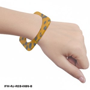 Brazalete de Resina Rosa Hecho a Mano - Joyería de Diseño Asimétrico con Puntos - Product Image 3