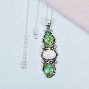 Collar con colgante de oruga de plata esterlina turquesa dorado Sonoran hecho a mano, cadena ajustable de 18 pulgadas - Product Image 1