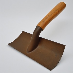 Râteau à main élégant en fer avec surface polie artisanale conçue à la main pour les espaces extérieurs décoratifs et fonctionnels - Product Image 4