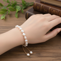 Bracelets tressés extensibles faits à la main en perles d'eau douce blanches brillantes de forme ovale, avec cordon noué.