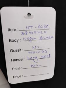 กระเป๋าผ้าฝ้ายสีดำแบบใช้ซ้ำได้ เป็นมิตรกับสิ่งแวดล้อม โดย URBAN TOTE - Product Image 3