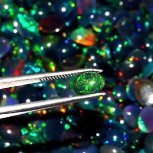 อัญมณีทรงวงรีทรงวงรีสีดำโอปอลเอธิโอเปียขนาด5x7มม. อัญมณีหลวมสำหรับเครื่องประดับทำโอปอลทรงหลังเบี้ยเอธิโอเปียจำนวนมาก - Product Image 1