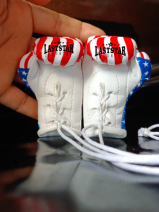 ถุงมือชกมวยขนาดเล็กออกแบบได้ตามต้องการพวงกุญแจห้อยรถหนัง PU จากสหรัฐอเมริกากรีซอิตาลี - Product Image 2