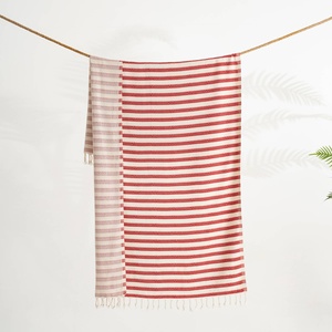 ผ้าขนหนูชายหาดโดมินิกาแบบเตอร์กี Pestemal Hammam สีแดงลายทาง - Product Image 1